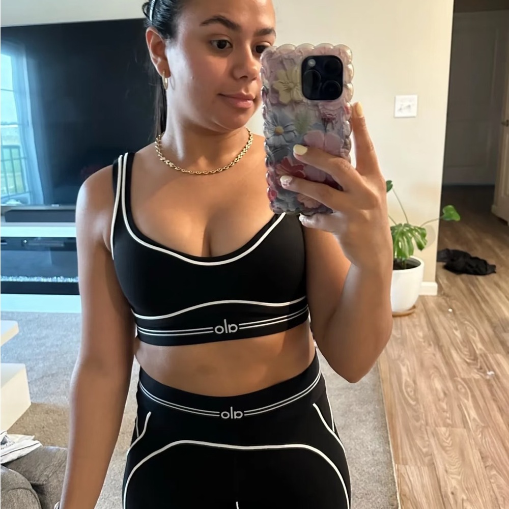 Black and White Women's Sports Bra and Leggings Set